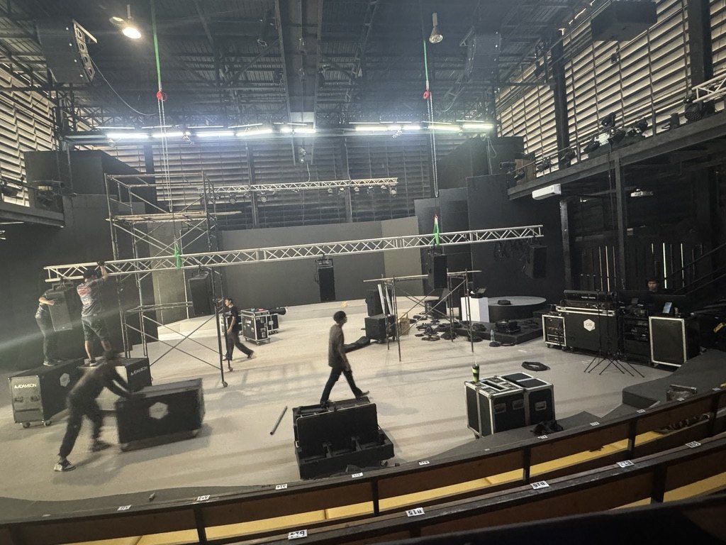 Pusta arena z systemem nagłośnienia rozstawionym dookoła sceny