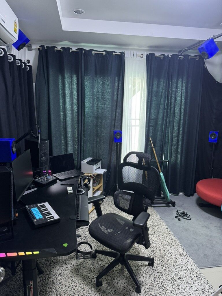 ห้องฟังเสียงที่มีลำโพงมอนิเตอร์ติดตั้งรอบโต๊ะทำงาน รวมถึงบนเพดาน