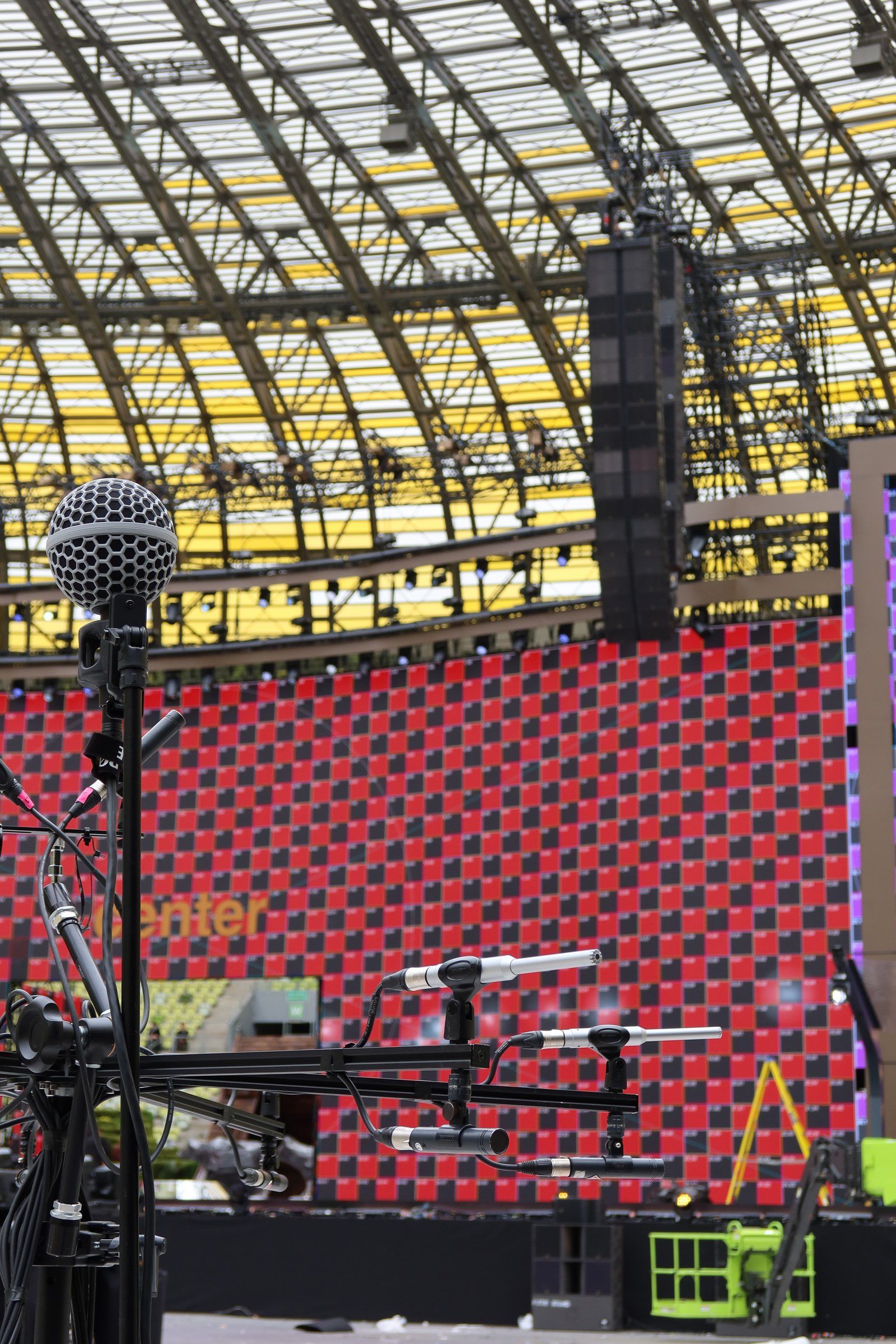 Mikrofon pomiarowy i system nagłośnienia na stadionie